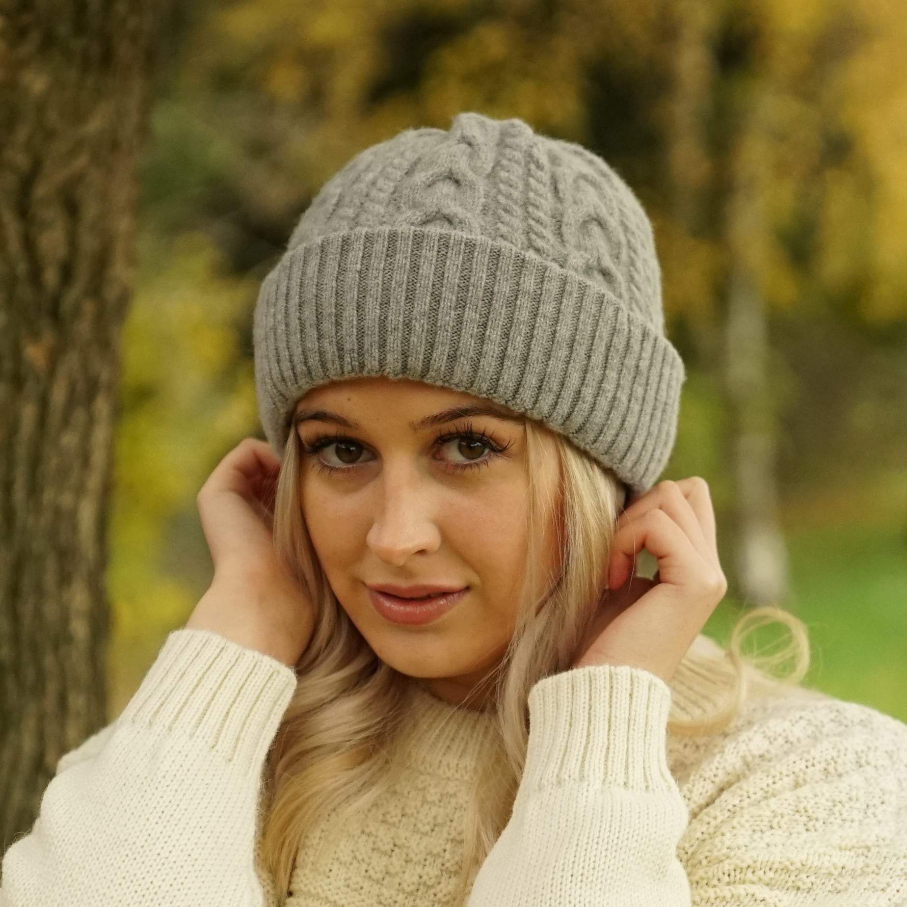girl-wearing-merino-wool-hat